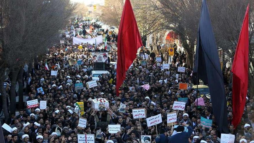 Manifestación progubernamental en Najafabad con motivo del funeral de un guardia revolucionario. // AFP