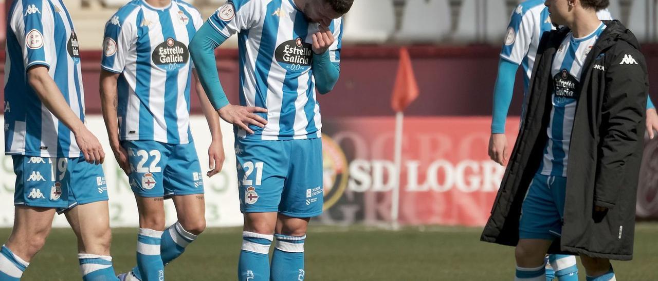 Jaime, Villares, Álvaro Rey y Soriano, decepcionados tras la derrota contra la SD Logroñés en Las Gaunas. |  // LOF