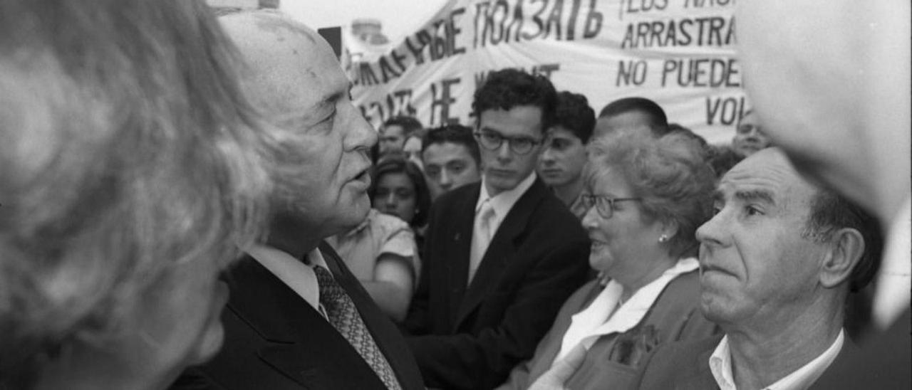 Gorbachov intenta dialogar con las personas que se manifestaban en su contra durante su visita a Oviedo en 1994. | LNE