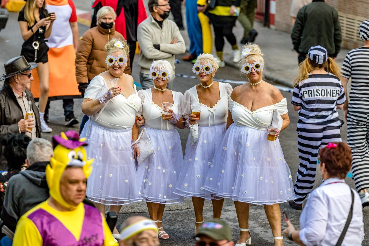 Los británicos desafían a la lluvia y celebran su "Fancy Dress Party" en Benidorm