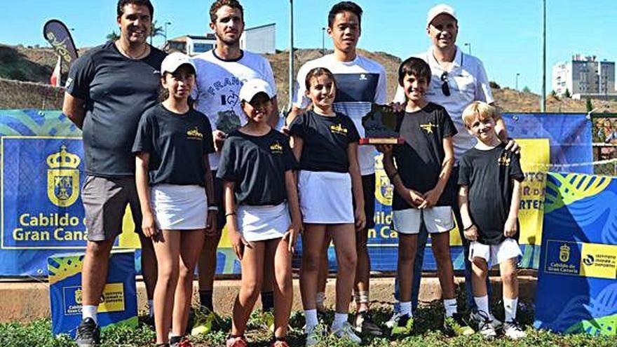 Nathan Seateun -segundo de derecha a izquierda en la fila superior- y Musialek -a su lado- con sus trofeos.