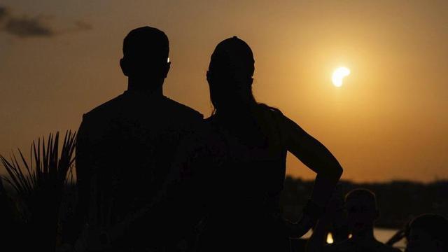 Una parella contempla l’eclipsi des de Marina Port Tarraco, dimecres. | ZOWY VOETEN