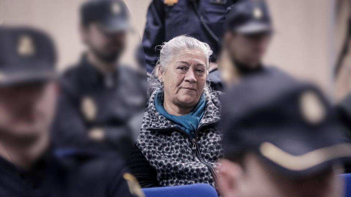 Francisca Cortés Picazo, La Paca, custodiada por policías en un juicio en la Audiencia de Palma.