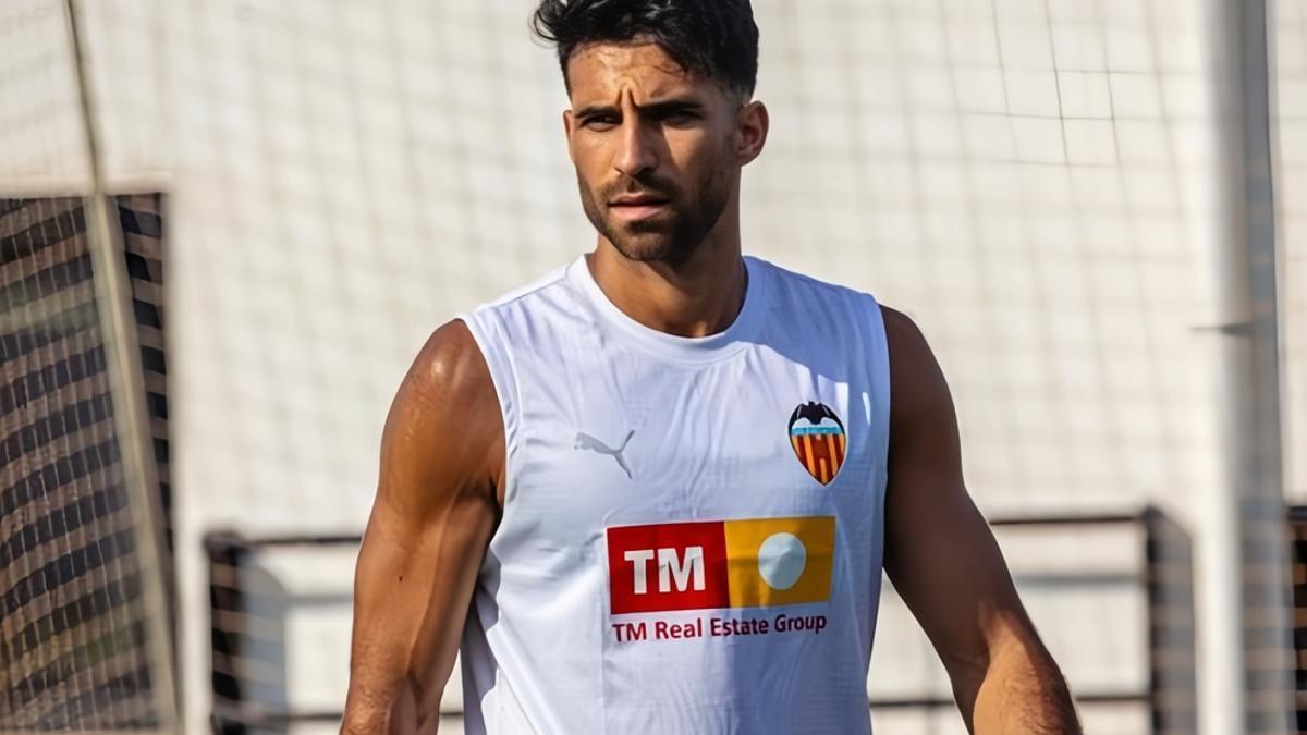 Eray Cömert, central suizo del Valencia, en un entrenamiento