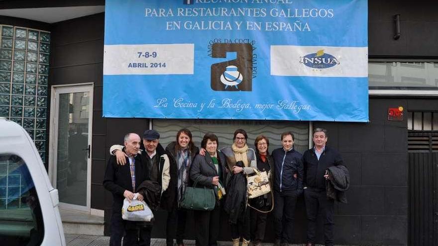 Algunos representantes grovenses en la reunión anual de Amigos da Cociña Galega, en Muxía.  // FDV