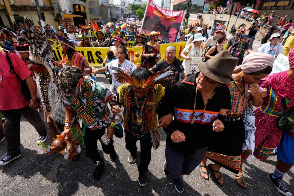 Manifestantes llenan las calles de Belém para reclamar mayor ambición climática en plena COP30