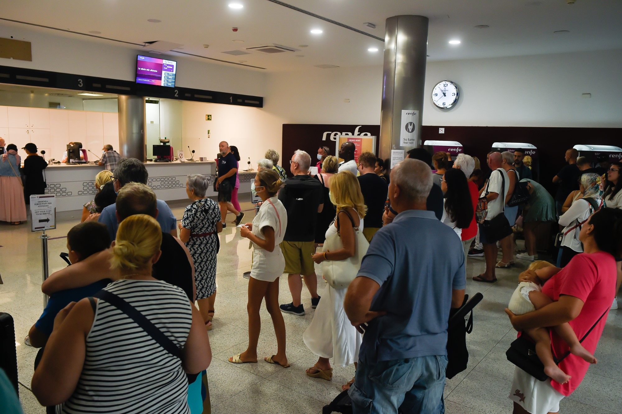 Ya se pueden adquirir los nuevos abonos gratuitos del Cercanías en la estación María Zambrano