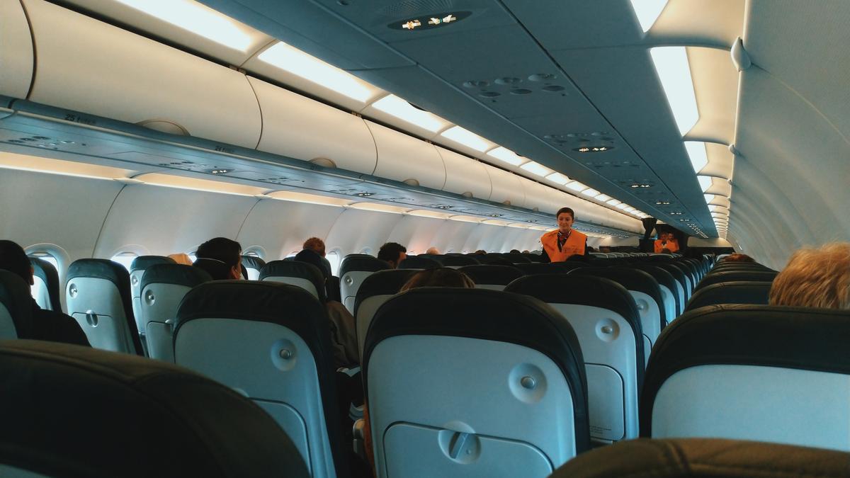 El interior de un avión antes de despegar.