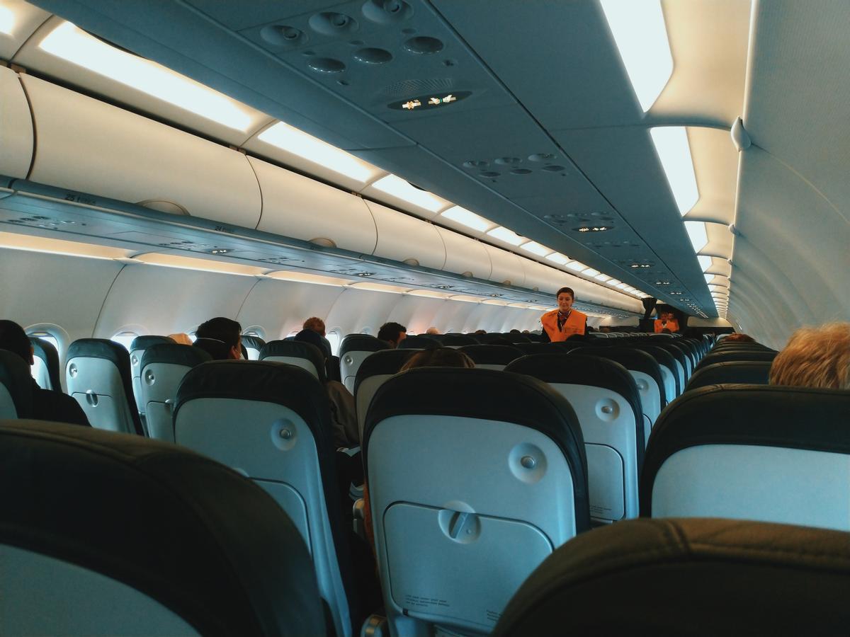 El interior de un avión antes de despegar.