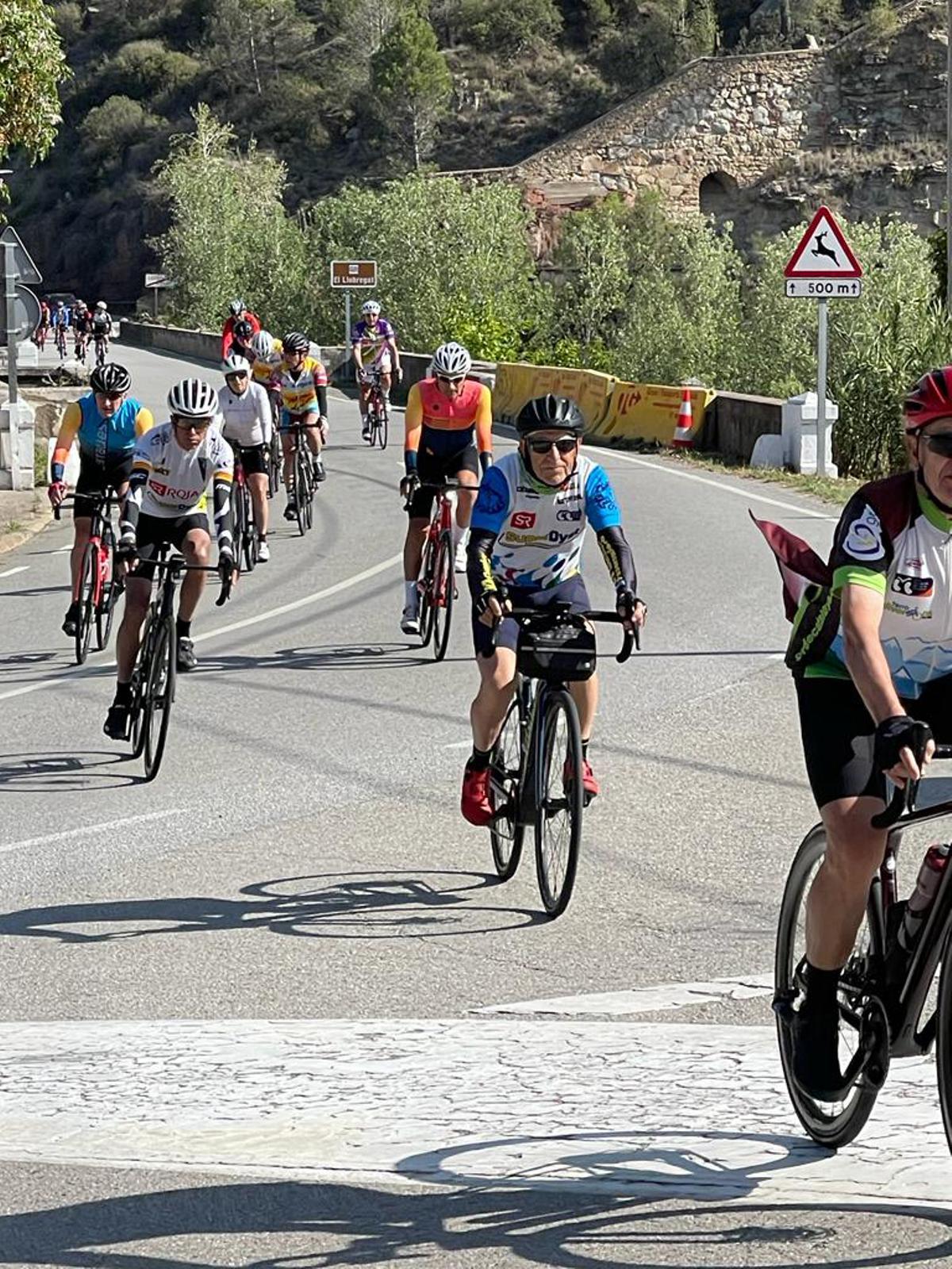 Un grup d’exciclistes de la Volta Cicloturista al Cor de Catalunya ascendeixen a Montserrat