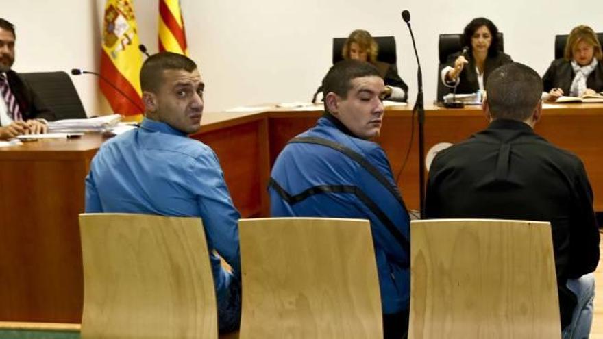 Los acusados sentados en el banquillo el día que se celebró el juicio.