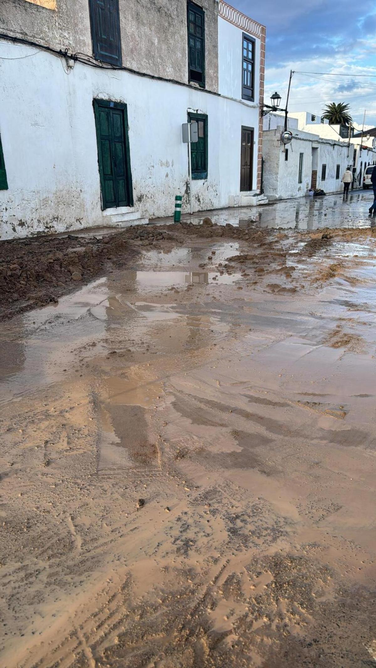 Barro por la lluvia en el pueblo de Haría.