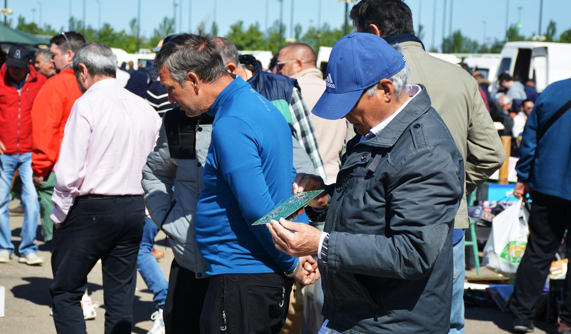 En imágenes | El rastro continúa siendo un punto de encuentro para los zaragozanos cada domingo