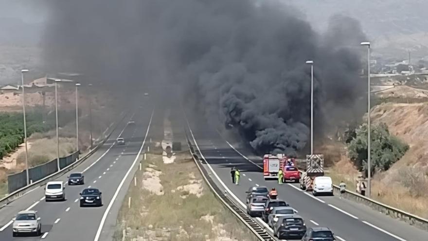 Un coche se incendia en la autovía hacia Alcoy altura de la cementera de San Vicente
