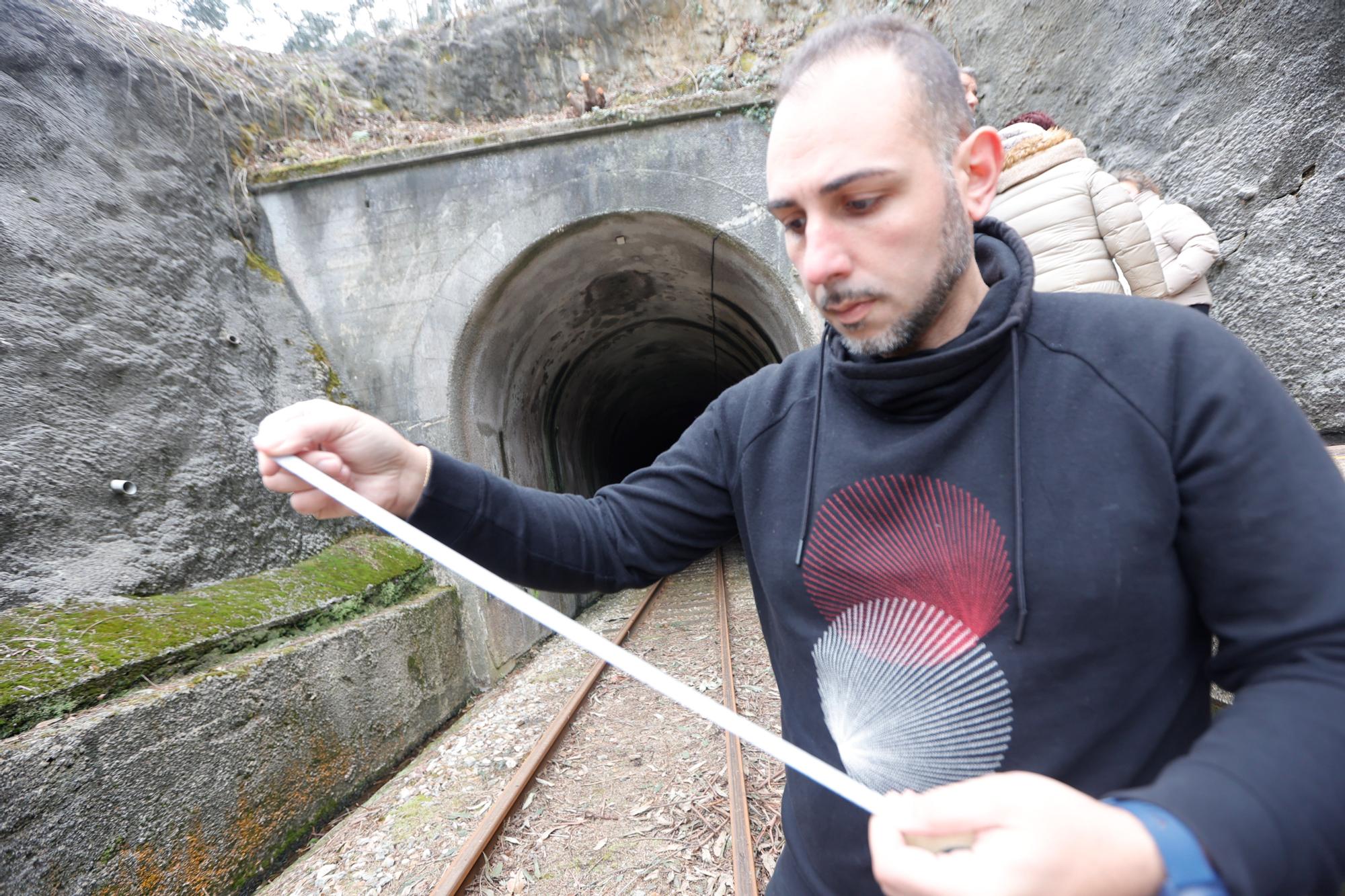 EN IMÁGENES: Un grupo de vecinos de Cudillero protagoniza una "medición irónica" para "informar" a Renfe y Adif de las dimensiones "reales" de un túnel de Feve.