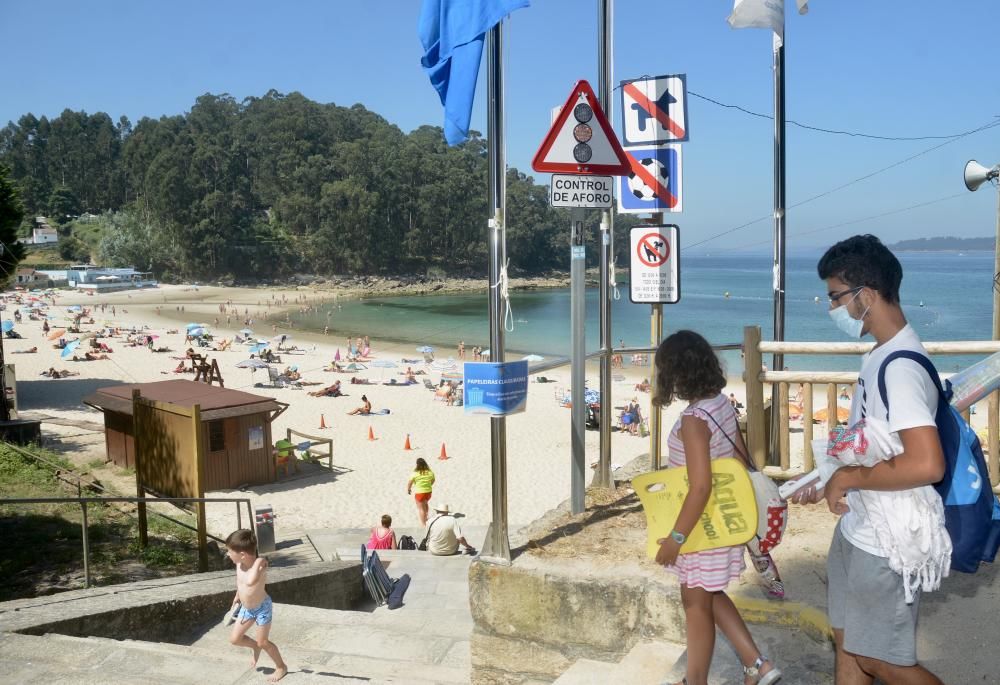 Semáforo en verde para entrar en la playa en Marín