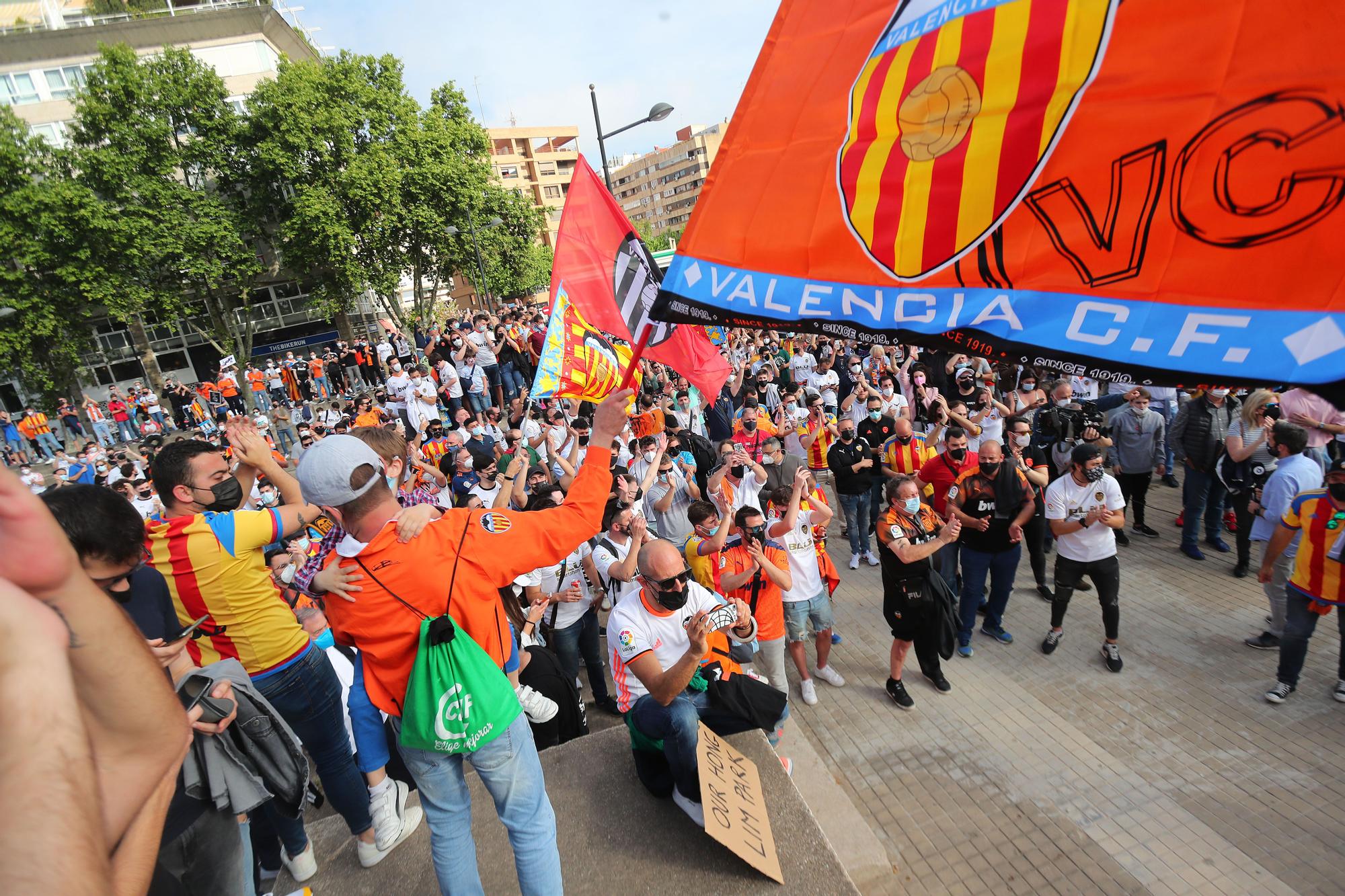 Las imágenes de la marcha de la afición valencianista contra Lim