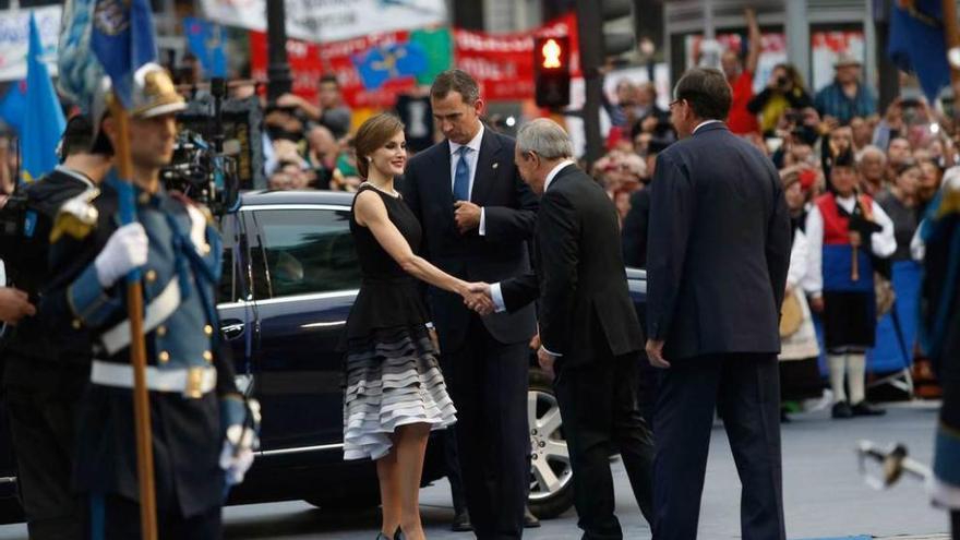 La Reina Letizia saluda al alcalde, Wenceslao López, en presencia del Rey y de Matías Rodríguez Inciarte, a su llegada al Campoamor.