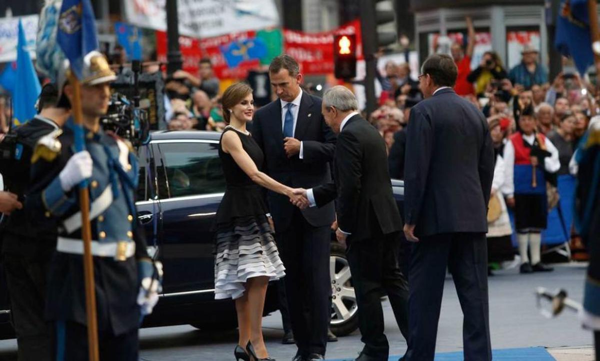 La Reina Letizia saluda al alcalde, Wenceslao López, en presencia del Rey y de Matías Rodríguez Inciarte, a su llegada al Campoamor.