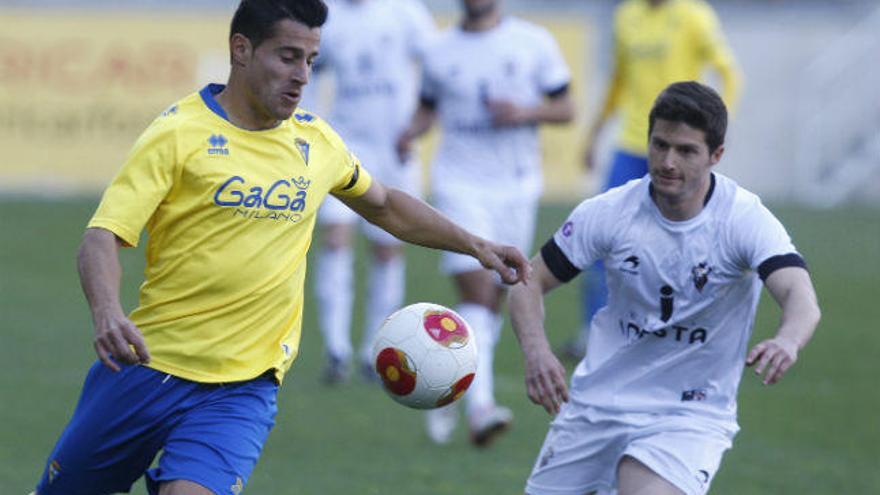 Martins, a la izquierda, lucha por un balón