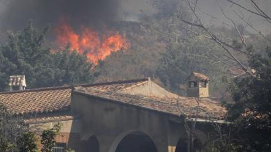 Fuego acechando viviendas en Pedralba