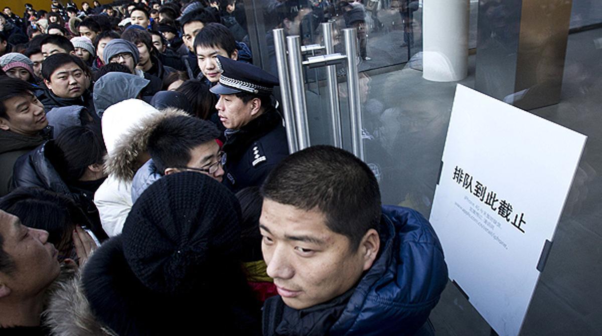Apple suspèn la venda de l’iPhone 4S a la seves botigues de la Xina a causa dels disturbis.