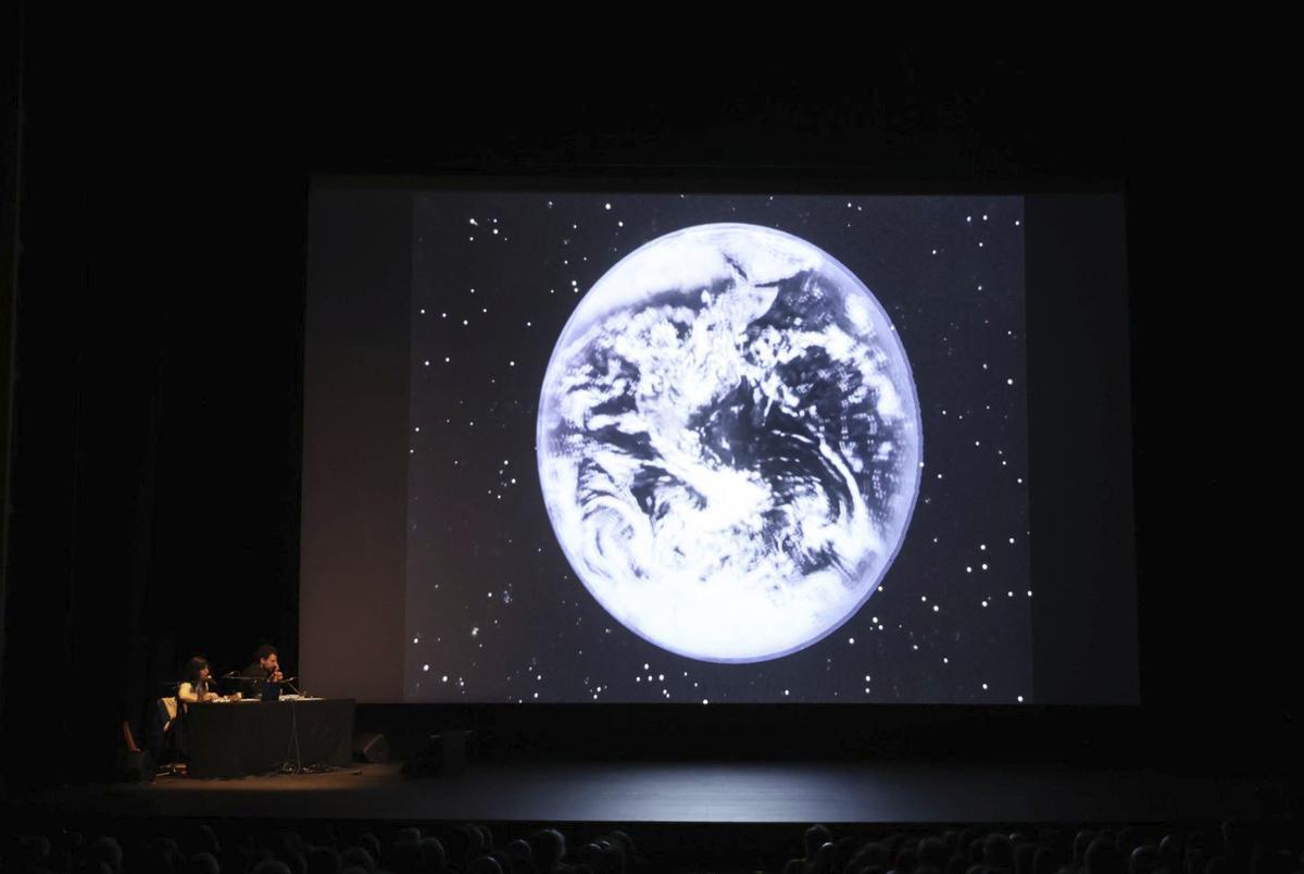 Proyección de "Amanece que no es poco" en la sesión de cine-concierto en el teatro Campoamor de Oviedo.