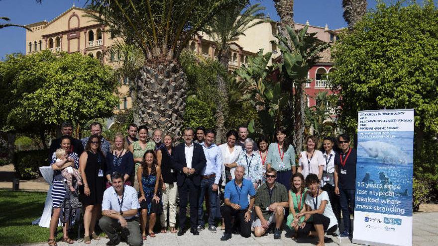 El presidente del Cabildo, con los científicos del Congreso.