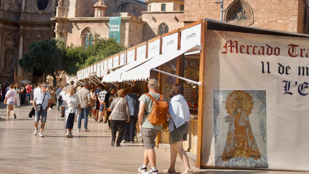 El buen tiempo acompaña al Mercat de l'Escuraeta