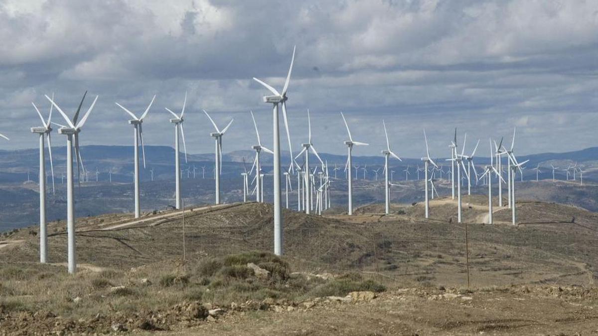 Imatge de part dels aerogeneradors que hi ha instal·lats a la comarca dels Ports.