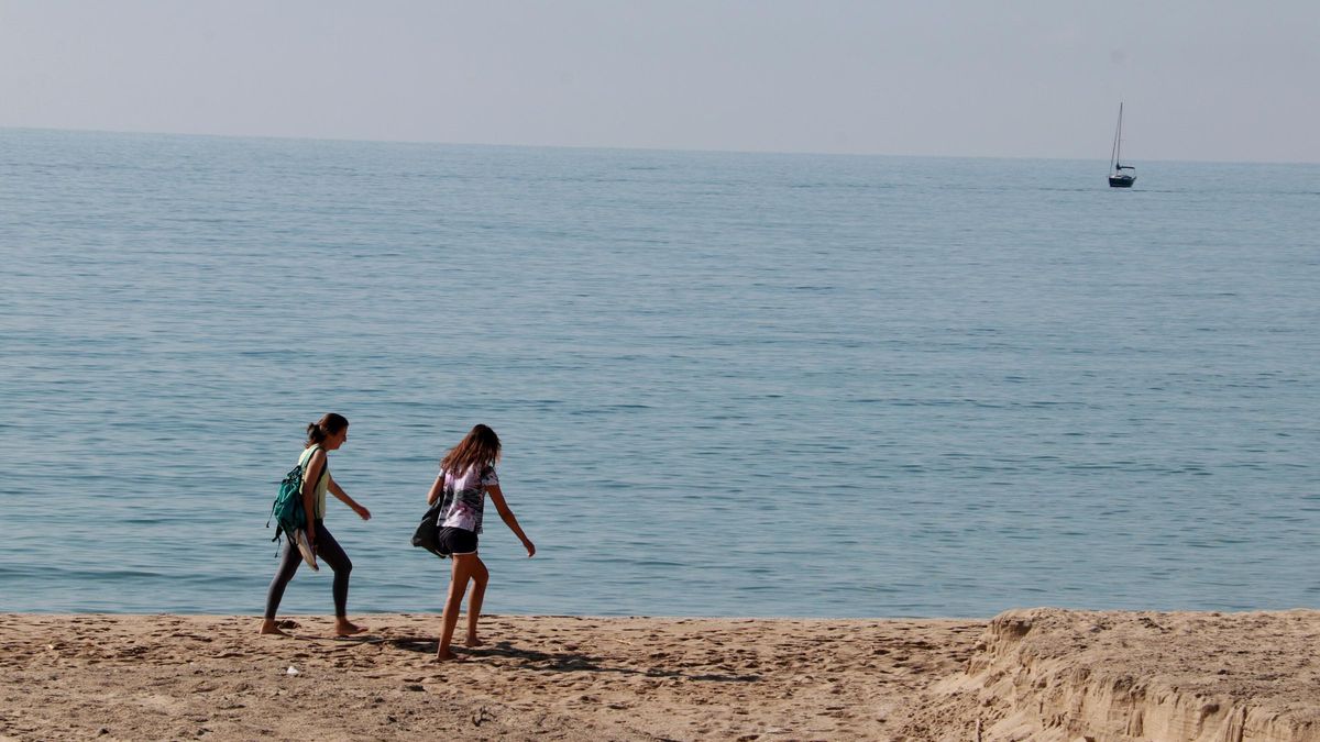 Una playa en una foto de archivo