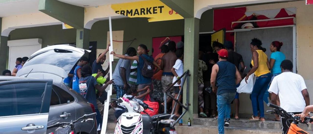 Saqueo de un supermercado en la isla de San Martín.