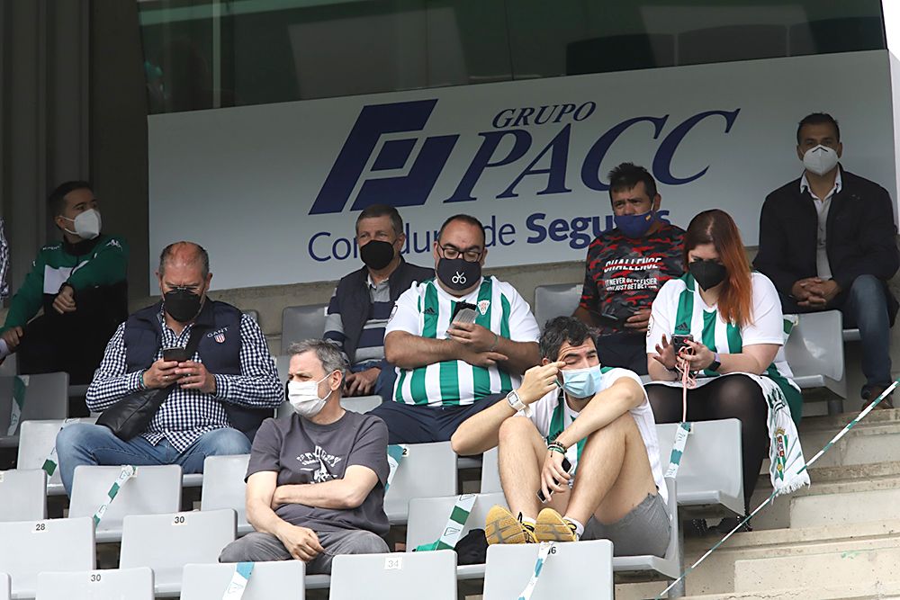 Aficionados asistentes al encuentro Córdoba CF-Cádiz B