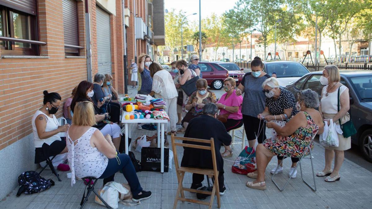 Vecinas de San José Obrero, durante la confección de las piezas de ganchillo para el mural. | Ana Burrieza