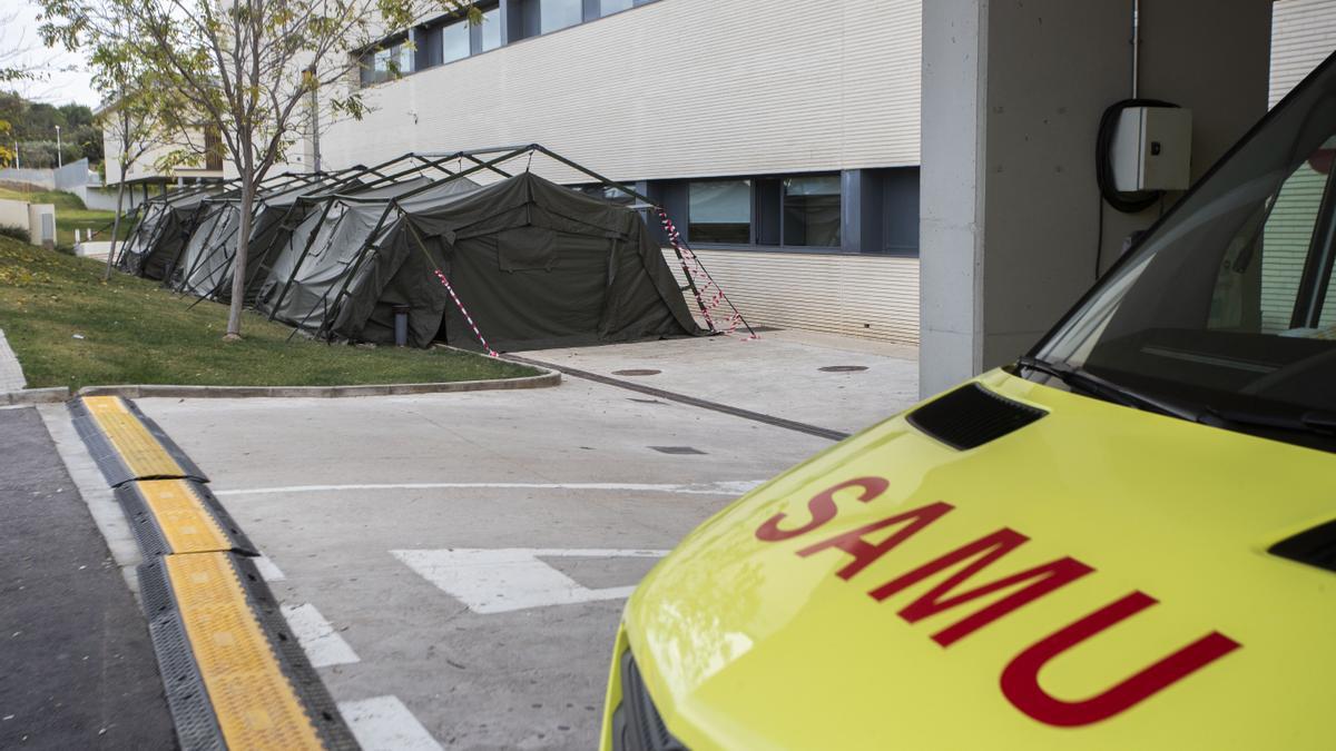 Carpas del ejército en el Hospital de Llíria para hacer pruebas covid, en 2020