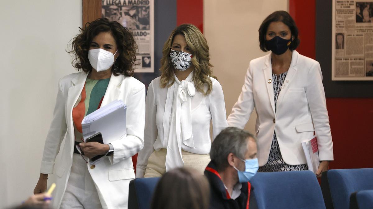 La portavoz del Gobierno, María Jesús Montero, llega a la rueda de prensa posterior al Consejo de Ministros de este 11 de mayo de 2021 junto a la vicepresidenta tercera del Gobierno, Yolanda Díaz, y la titular de Industria, Reyes Maroto.