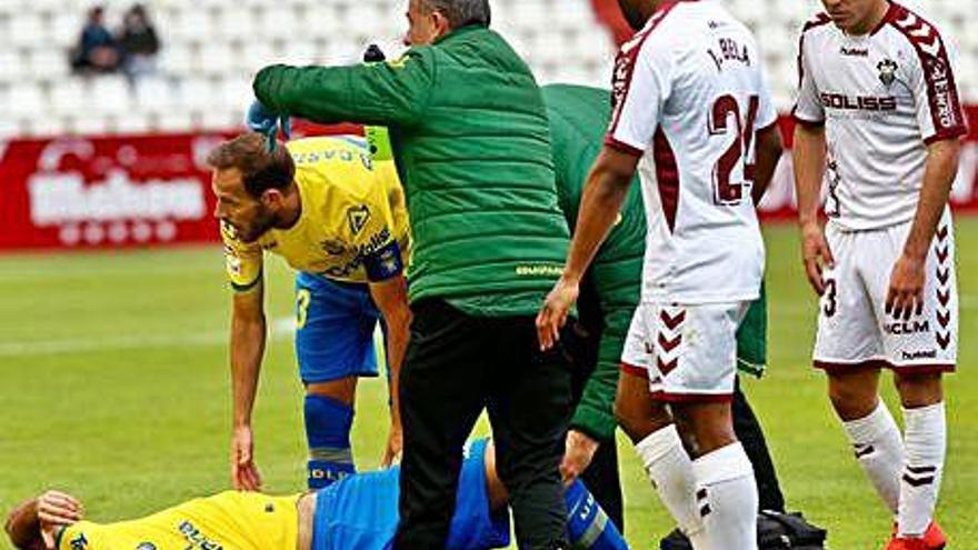 Juan Cala, ayer, tras sufrir el percance de la lesión muscular, ante Dani Castellano, Bela y el médico Diosdado Bolaños.