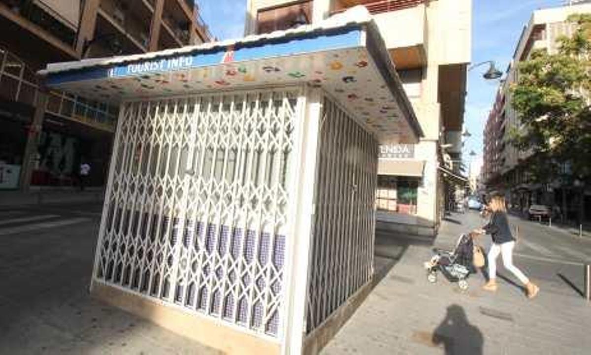 Punto de información turística cerrado en Sagasta.