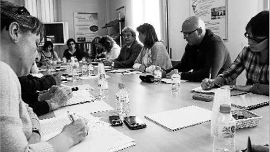 La consellera Irene Rigau -al costat dret de la taula i al centre- durant la reunió d&#039;ahir amb els sindicats.