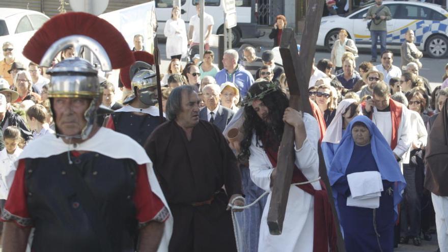 Medio millar de personas acompaña al vía crucis viviente