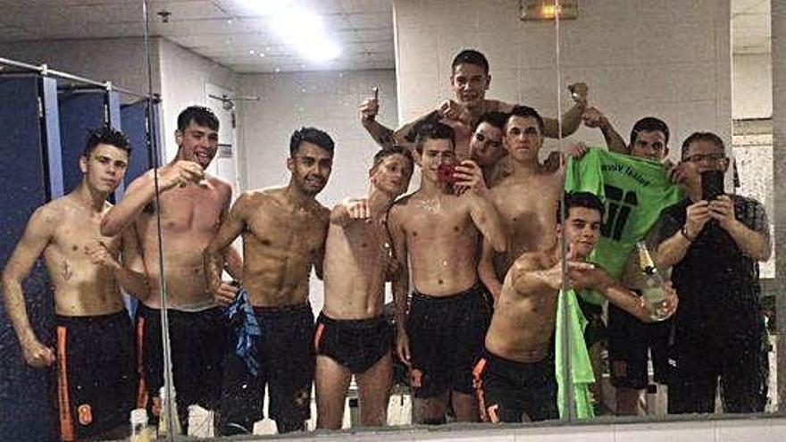 Els jugadors del Futsal Vicentí celebren l&#039;ascens al vestidor