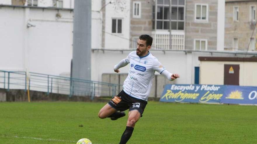 Dani Portela se dispone a golpear la pelota durante un partido en el campo de O Couto. // Iñaki Osorio