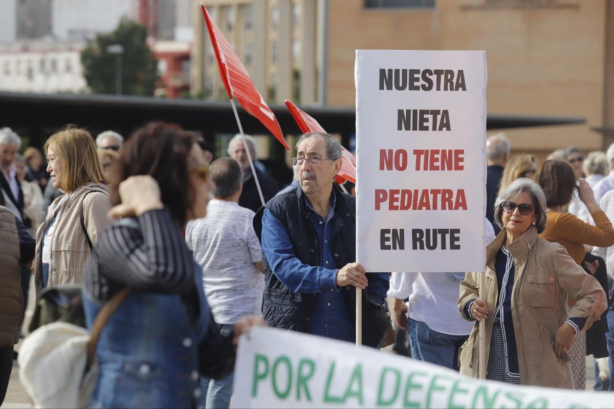 Dos abuelos reclaman pediatra en su pueblo, Rute, Córdoba, en una manifestación por la sanidad pública