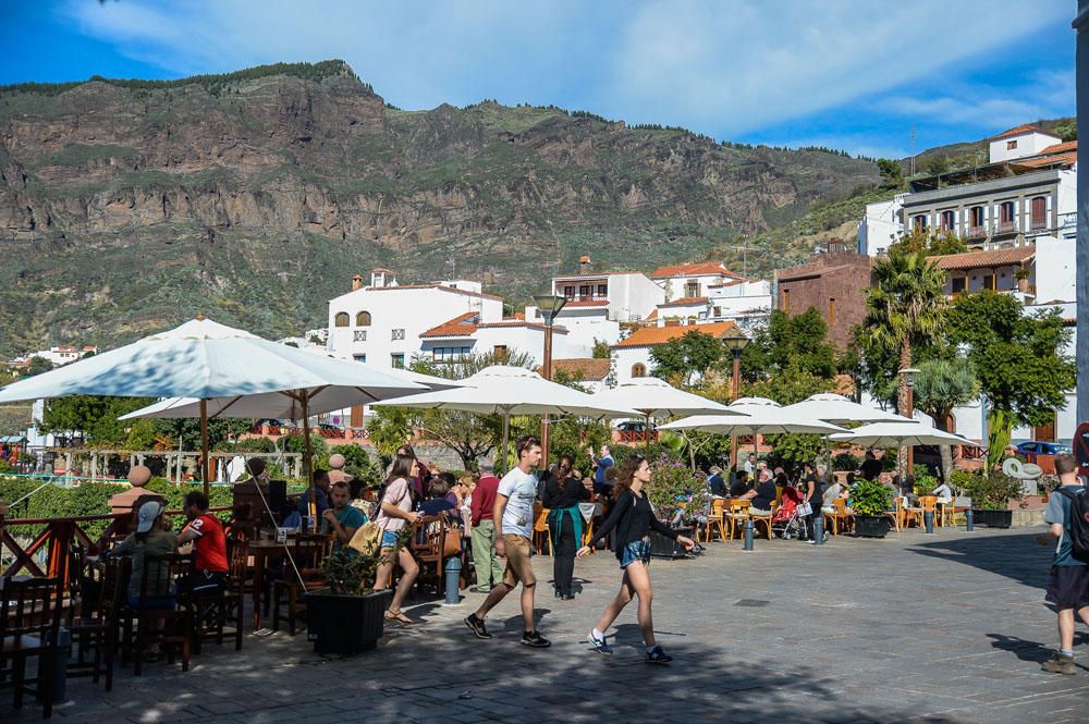 AMBIENTE TURISTAS EN TEJEDA