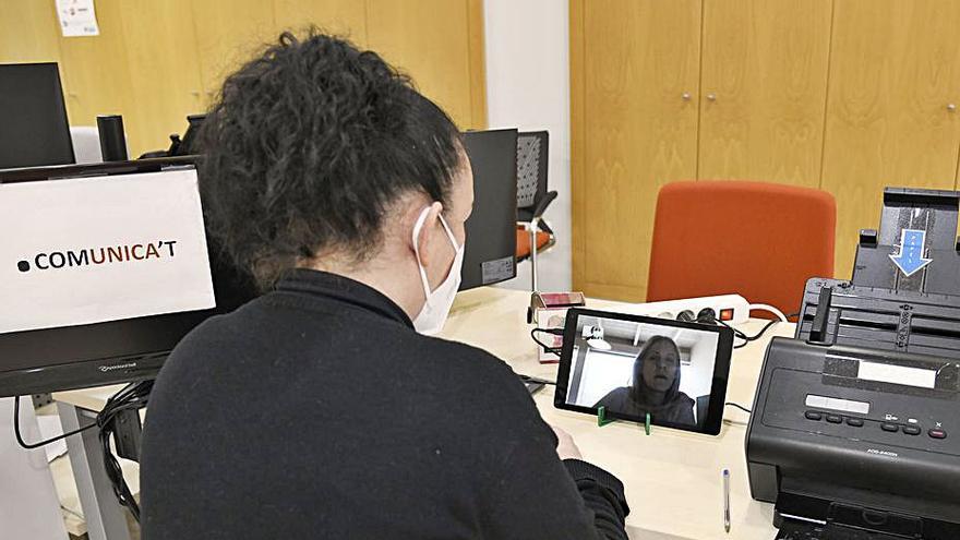 Una de las atenciones por videoconferencia. | A.P.