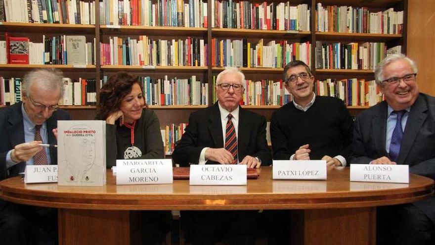 Por la izquierda, Juan Pablo Fusi, Margarita García, Octavio Cabezas, Patxi López y Alonso Puerta.