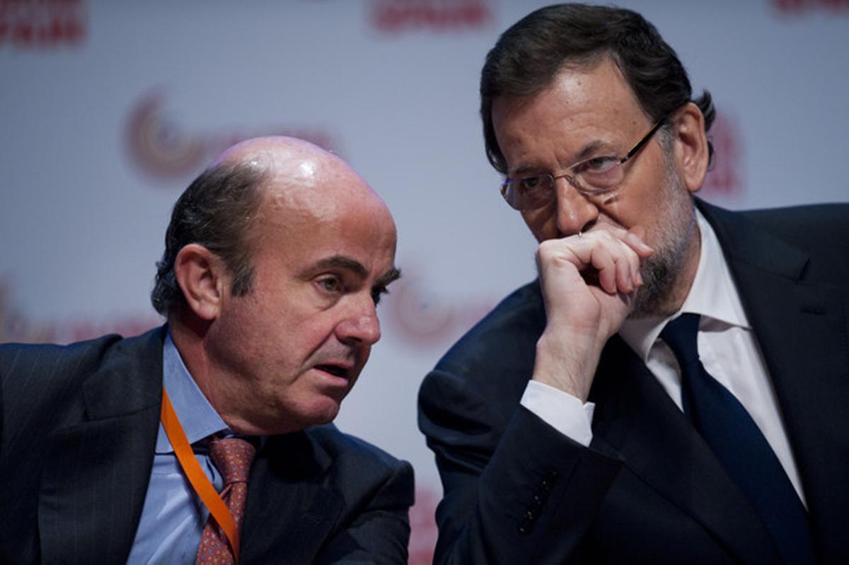 El ministre d’Economia, Luis de Guindos, i el president del Govern, Mariano Rajoy, el març passat.