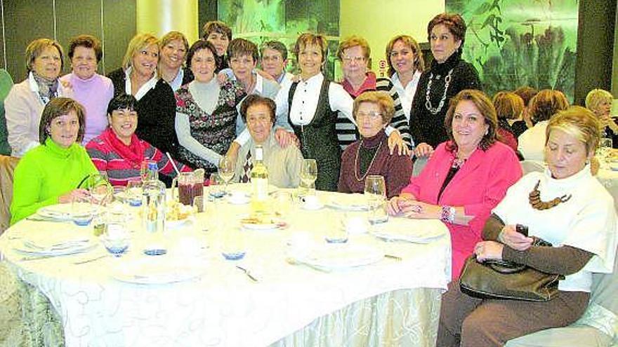 Varias ex alumnas del colegio, con las javerianas Mercedes Gou e Isabel González en el centro.