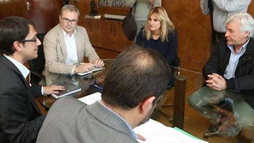 Imagen de archivo del presidente de los afectados, Ángel Nieto, en una reunión en el Consell.