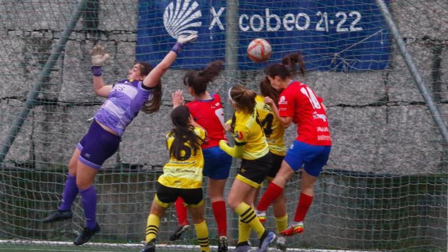 Remate de Nuria que supuso el primer gol del partido. |